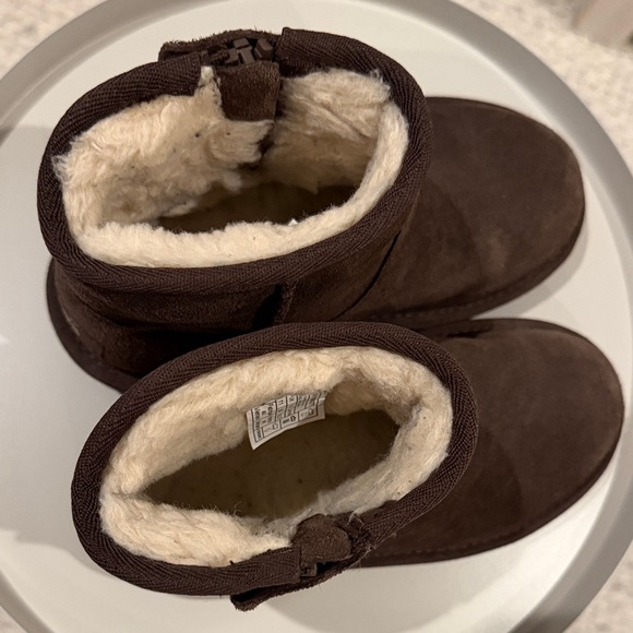 UGG Kids Boots in Chocolate Brown - Picture 4 of 4